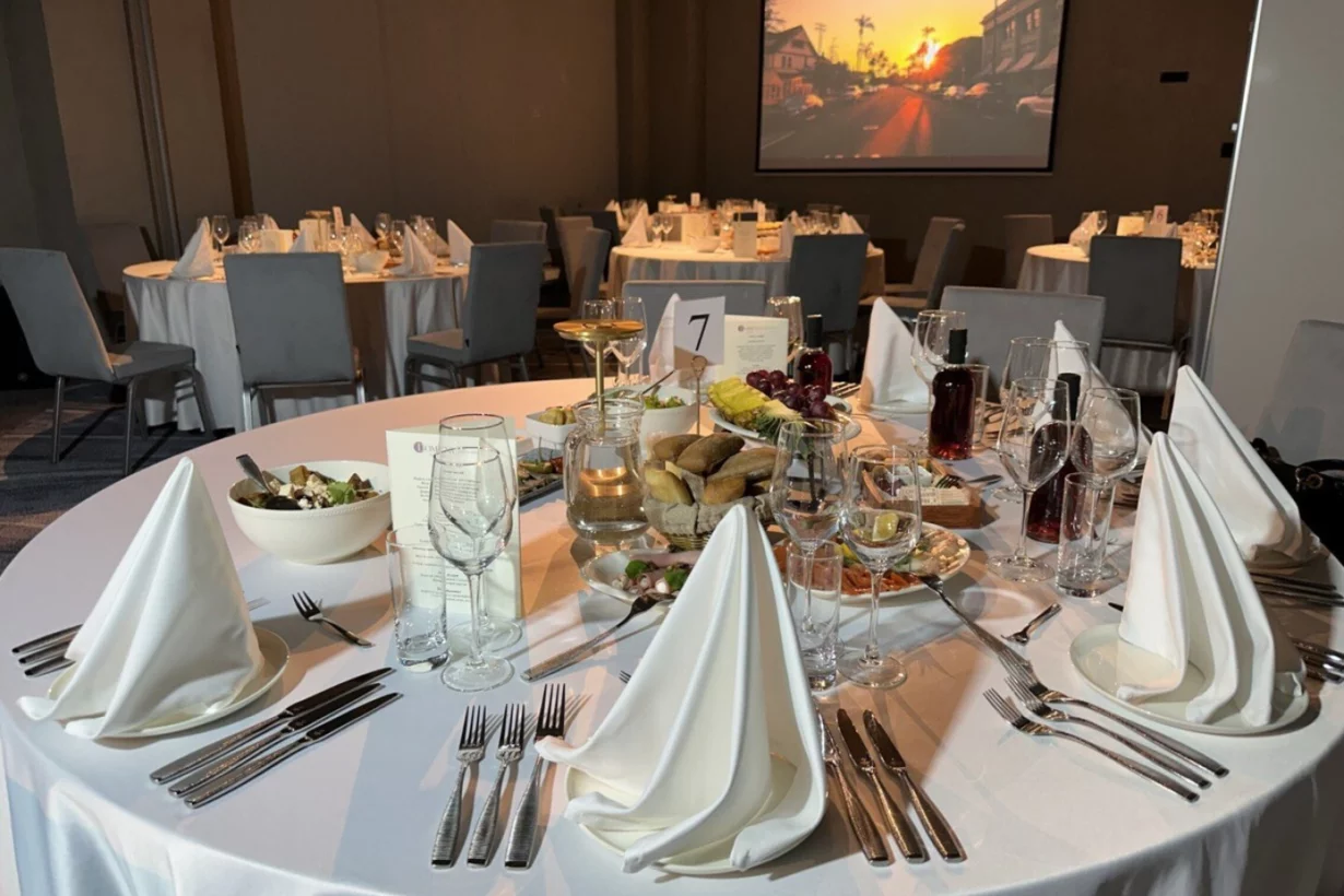 Интерьер/Экстерьер/Банкетная зона/Бар/Стол для двоих/Вход/Главный зал/Lounge зона ресторан Domina Пулково фото