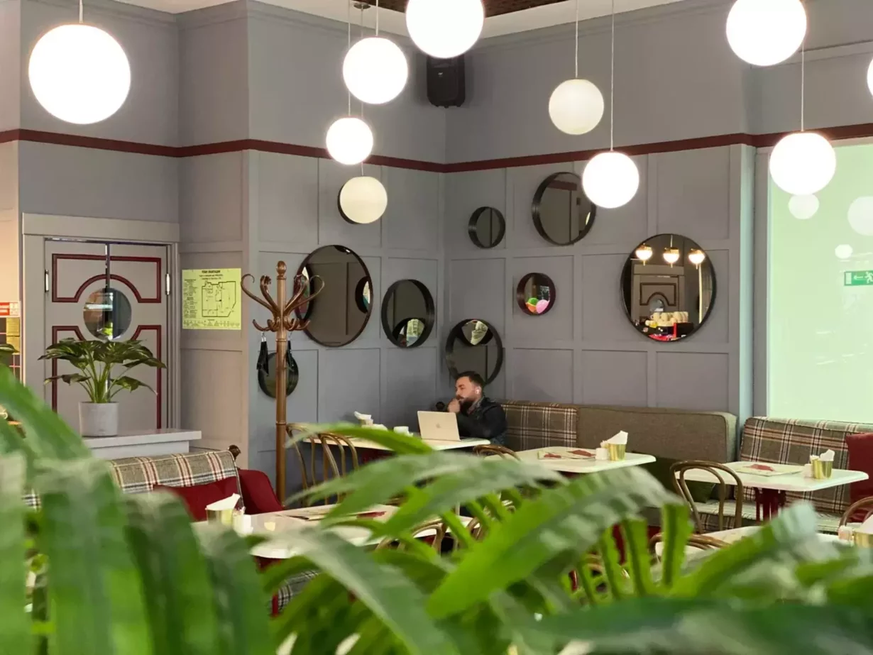 Интерьер/Экстерьер/Банкетная зона/Бар/Стол для двоих/Вход/Главный зал/Lounge зона кофейня Любокофе фото