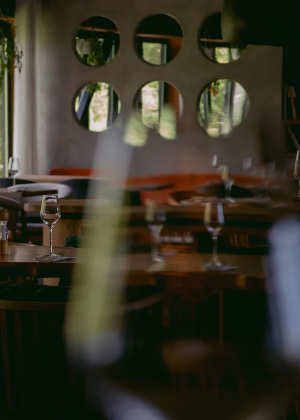 Интерьер/Экстерьер/Банкетная зона/Бар/Стол для двоих/Вход/Главный зал/Lounge зона ресторан Берег фото