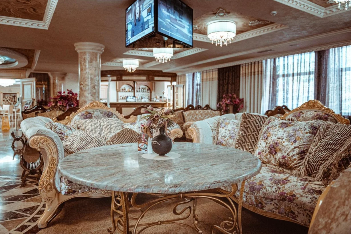 Интерьер/Экстерьер/Банкетная зона/Бар/Стол для двоих/Вход/Главный зал/Lounge зона банкетный зал Amici Grand Hotel фото