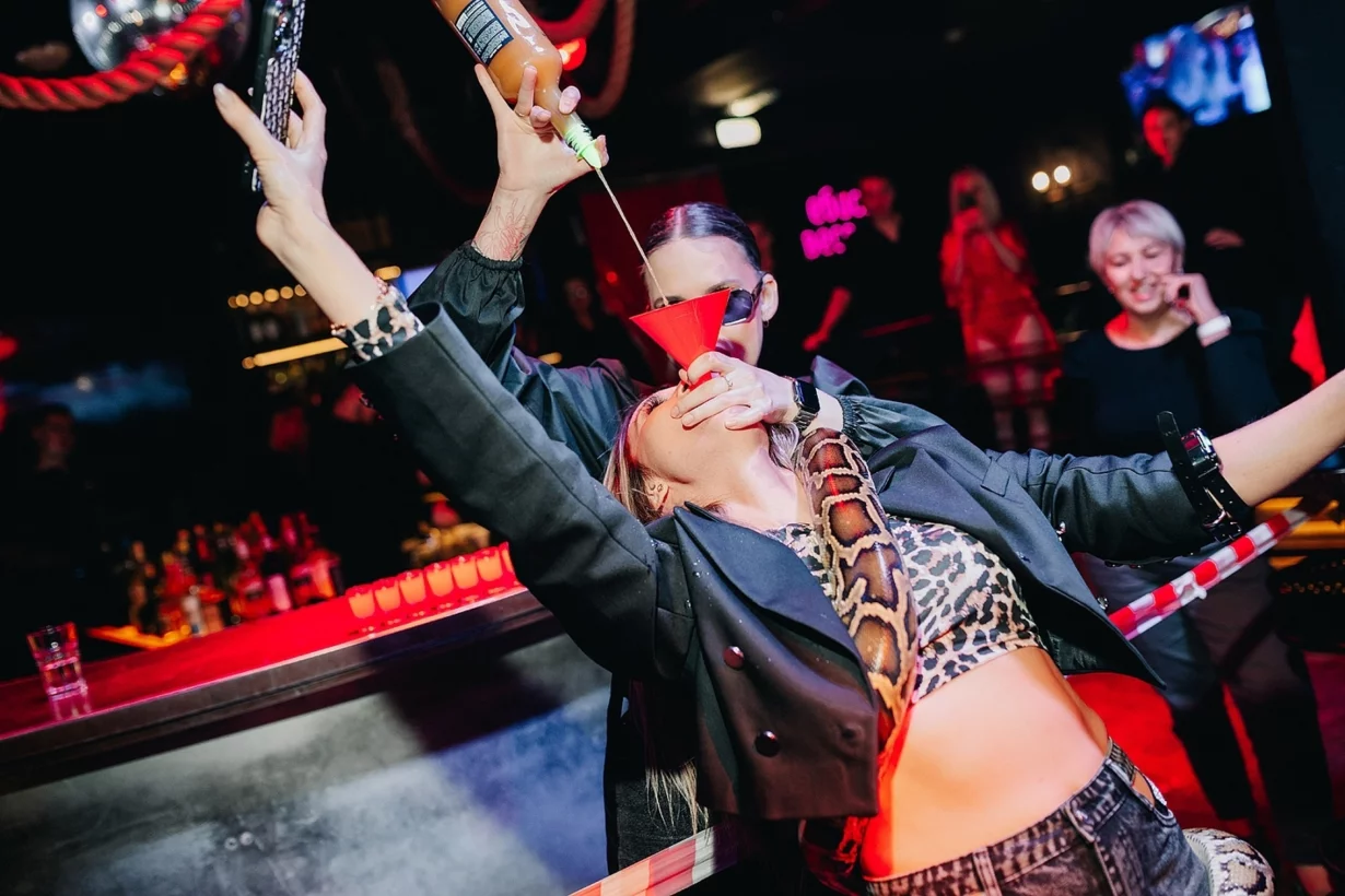 Интерьер/Экстерьер/Банкетная зона/Бар/Стол для двоих/Вход/Главный зал/Lounge зона клуб Синий Nebar фото