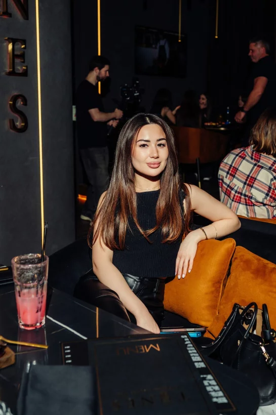 Интерьер/Экстерьер/Банкетная зона/Бар/Стол для двоих/Вход/Главный зал/Lounge зона караоке-клуб Tunes фото