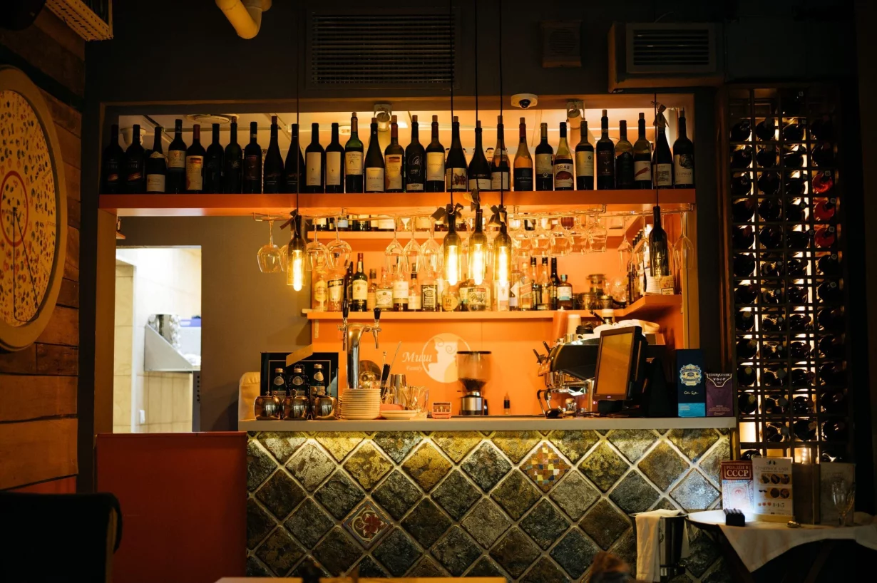 Интерьер/Экстерьер/Банкетная зона/Бар/Стол для двоих/Вход/Главный зал/Lounge зона кафе МишЛен фото