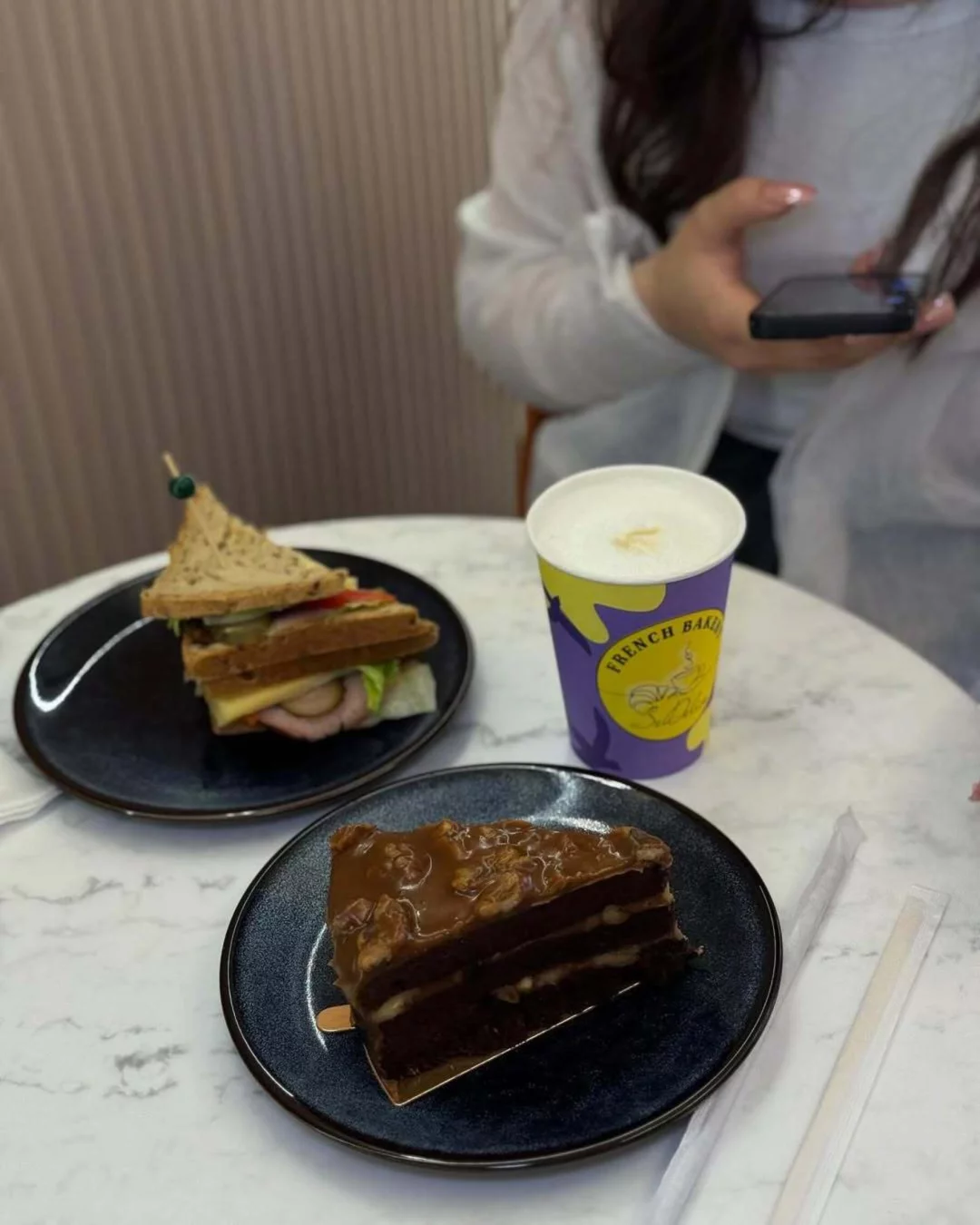 Интерьер/Экстерьер/Банкетная зона/Бар/Стол для двоих/Вход/Главный зал/Lounge зона кафе French Bakery SeDelice фото