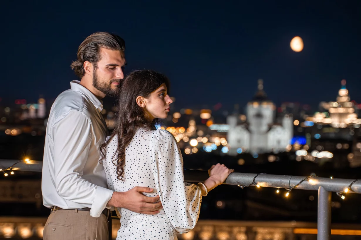 Интерьер/Экстерьер/Банкетная зона/Бар/Стол для двоих/Вход/Главный зал/Lounge зона лофт One Love фото