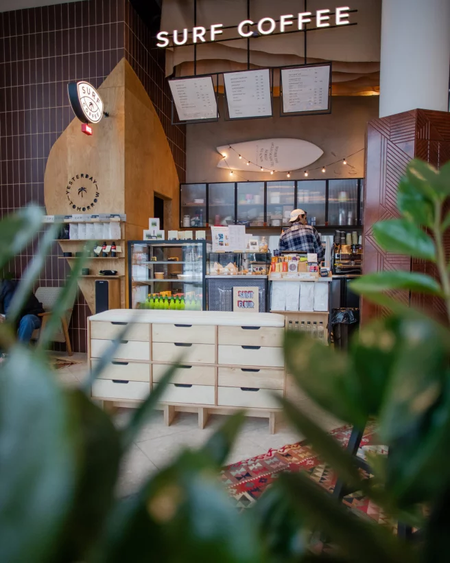 Интерьер/Экстерьер/Банкетная зона/Бар/Стол для двоих/Вход/Главный зал/Lounge зона кофейня Surf Coffee x Moon фото