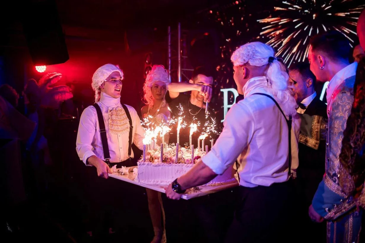 Интерьер/Экстерьер/Банкетная зона/Бар/Стол для двоих/Вход/Главный зал/Lounge зона караоке-клуб Royal Space by Royal Arbat фото