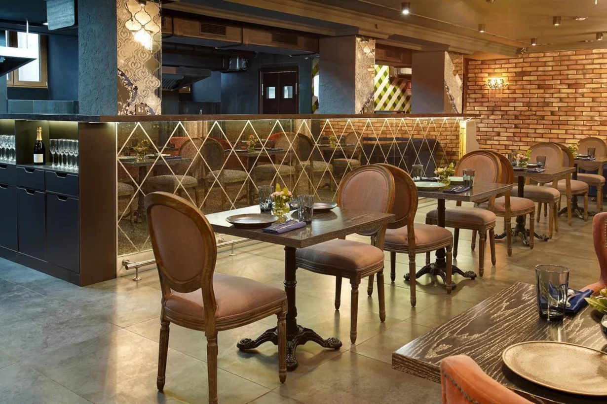 Интерьер/Экстерьер/Банкетная зона/Бар/Стол для двоих/Вход/Главный зал/Lounge зона ресторан Regul фото