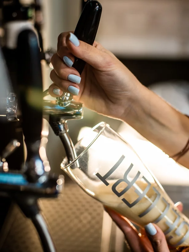 Интерьер/Экстерьер/Банкетная зона/Бар/Стол для двоих/Вход/Главный зал/Lounge зона бар Gellert Bar фото