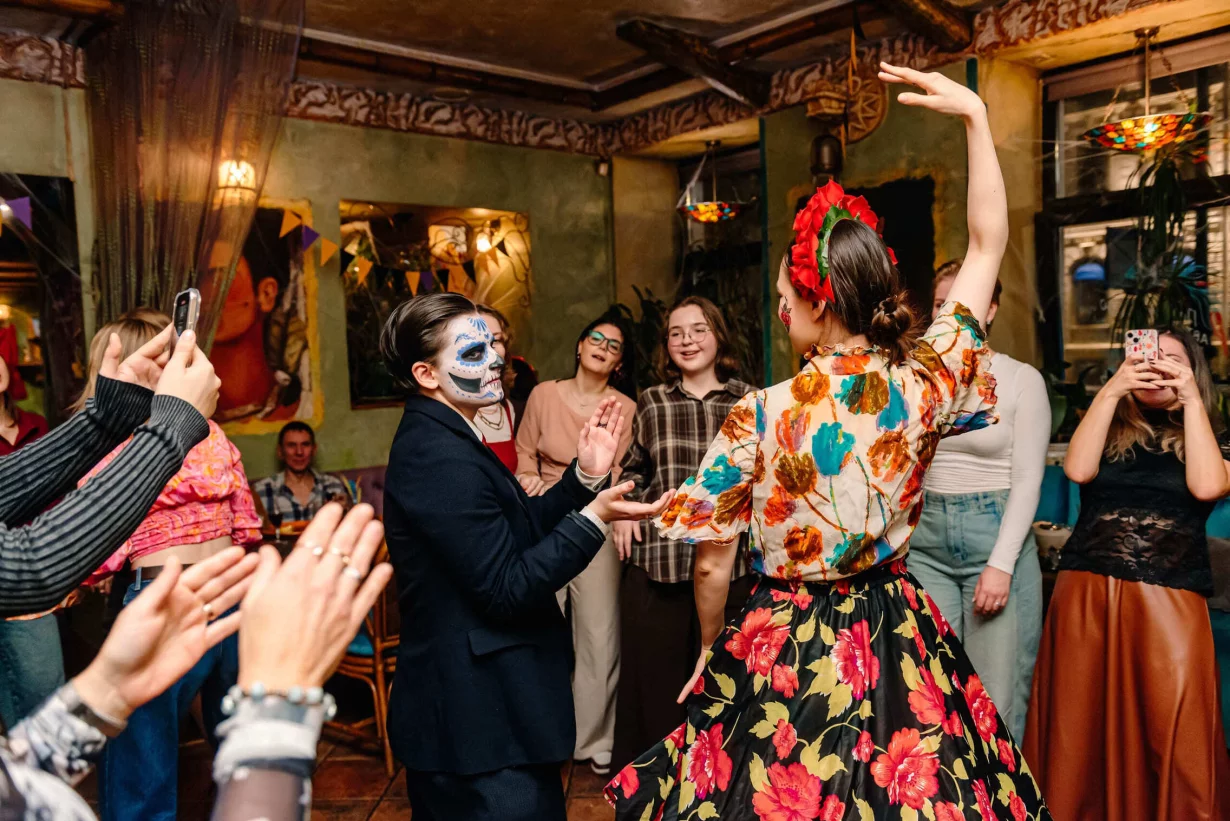 Интерьер/Экстерьер/Банкетная зона/Бар/Стол для двоих/Вход/Главный зал/Lounge зона кафе Фрида фото