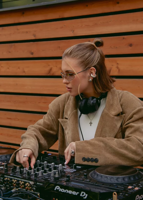 Интерьер/Экстерьер/Банкетная зона/Бар/Стол для двоих/Вход/Главный зал/Lounge зона ресторан Берег фото