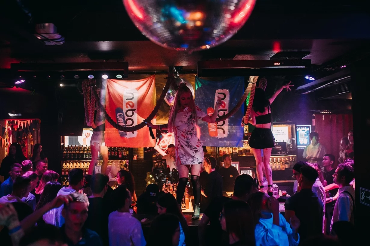 Интерьер/Экстерьер/Банкетная зона/Бар/Стол для двоих/Вход/Главный зал/Lounge зона клуб Синий Nebar фото