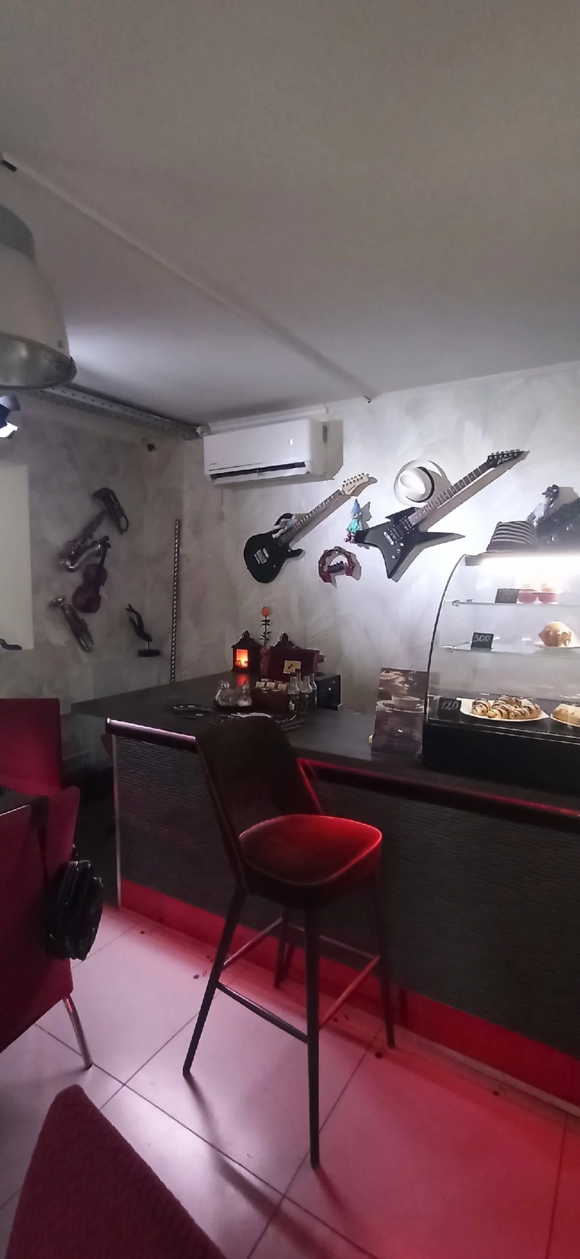 Интерьер/Экстерьер/Банкетная зона/Бар/Стол для двоих/Вход/Главный зал/Lounge зона кафе Арт кафе Бари Алибасов фото