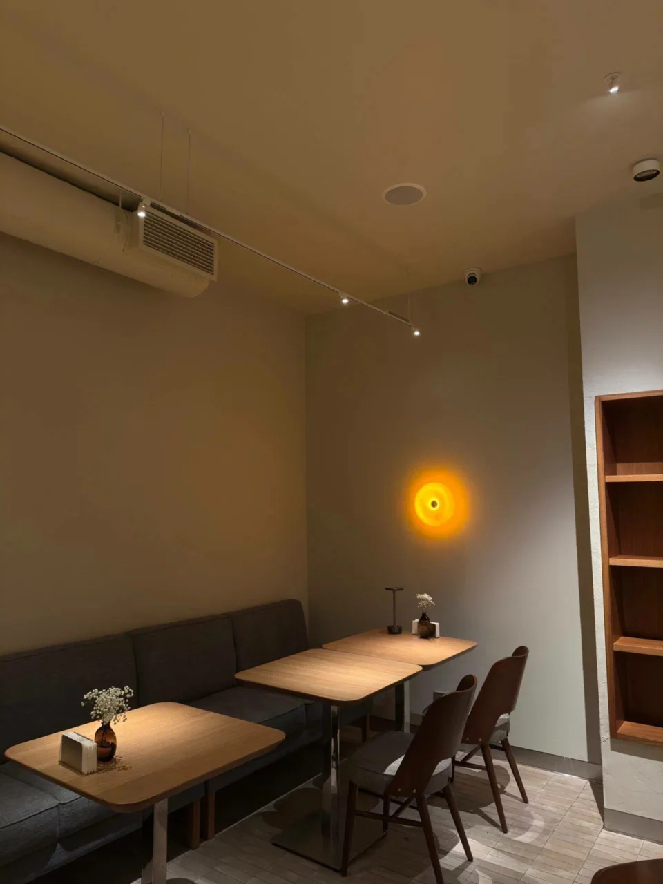 Интерьер/Экстерьер/Банкетная зона/Бар/Стол для двоих/Вход/Главный зал/Lounge зона кафе Скрэмбл фото