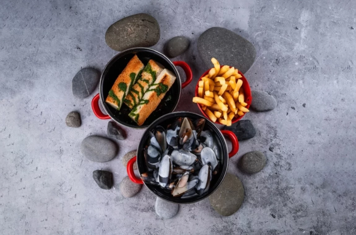 Интерьер/Экстерьер/Банкетная зона/Бар/Стол для двоих/Вход/Главный зал/Lounge зона корнер Мидийное место фото