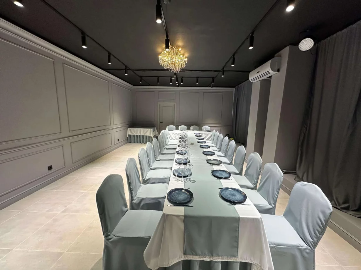 Интерьер/Экстерьер/Банкетная зона/Бар/Стол для двоих/Вход/Главный зал/Lounge зона банкетный зал Силуэт фото