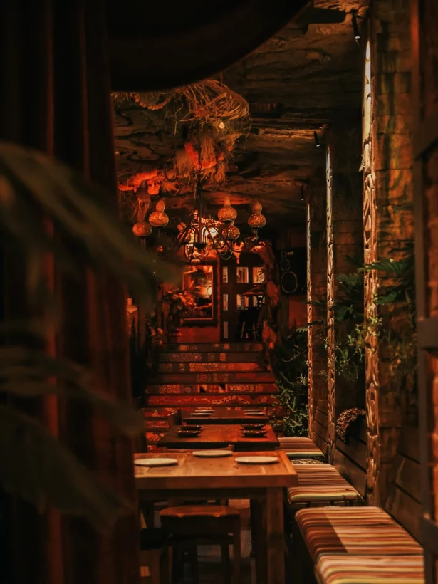 Интерьер/Экстерьер/Банкетная зона/Бар/Стол для двоих/Вход/Главный зал/Lounge зона ресторан Arrurru фото