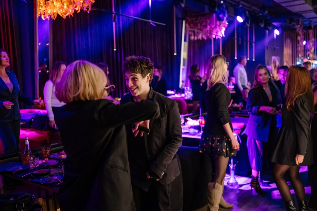 Интерьер/Экстерьер/Банкетная зона/Бар/Стол для двоих/Вход/Главный зал/Lounge зона караоке-клуб Tunes фото