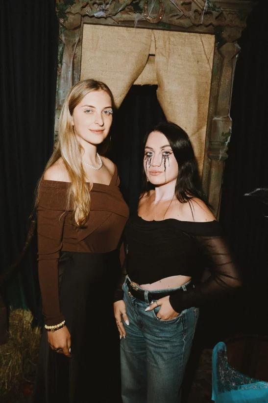 Интерьер/Экстерьер/Банкетная зона/Бар/Стол для двоих/Вход/Главный зал/Lounge зона бар Люди в синем фото