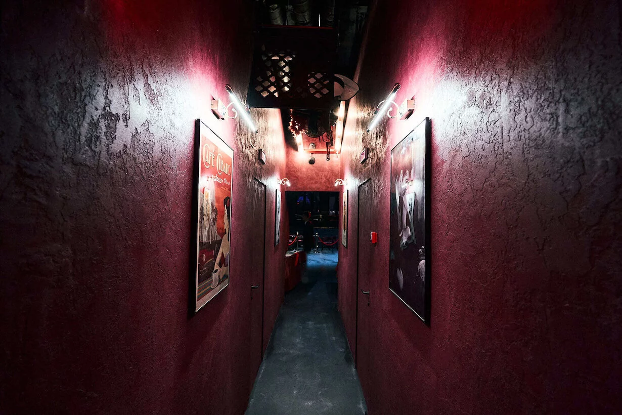 Интерьер/Экстерьер/Банкетная зона/Бар/Стол для двоих/Вход/Главный зал/Lounge зона караоке-клуб Гримёрка фото