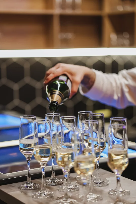 Интерьер/Экстерьер/Банкетная зона/Бар/Стол для двоих/Вход/Главный зал/Lounge зона гастробар Деликатеска фото