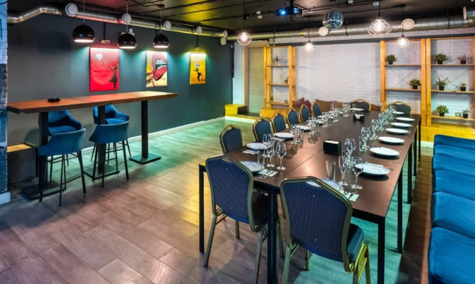 Интерьер/Экстерьер/Банкетная зона/Бар/Стол для двоих/Вход/Главный зал/Lounge зона лофт Party Time фото