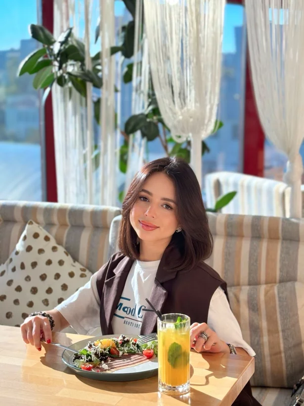 Интерьер/Экстерьер/Банкетная зона/Бар/Стол для двоих/Вход/Главный зал/Lounge зона ресторан 4 Кухни фото