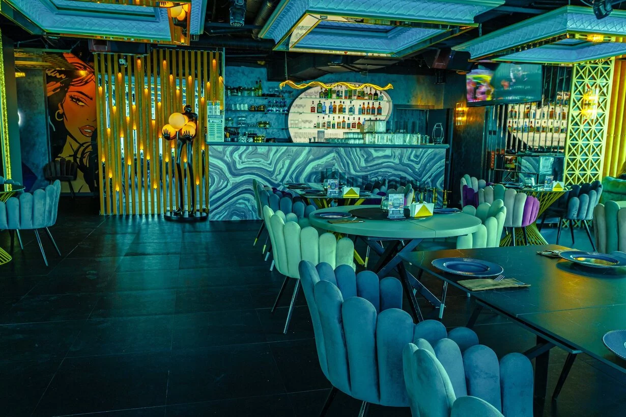 Интерьер/Экстерьер/Банкетная зона/Бар/Стол для двоих/Вход/Главный зал/Lounge зона лаунж Nebo Lounge&Bar фото