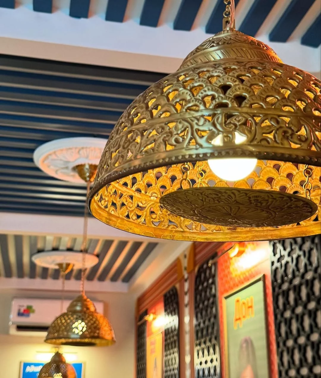 Интерьер/Экстерьер/Банкетная зона/Бар/Стол для двоих/Вход/Главный зал/Lounge зона кафе Curry India фото