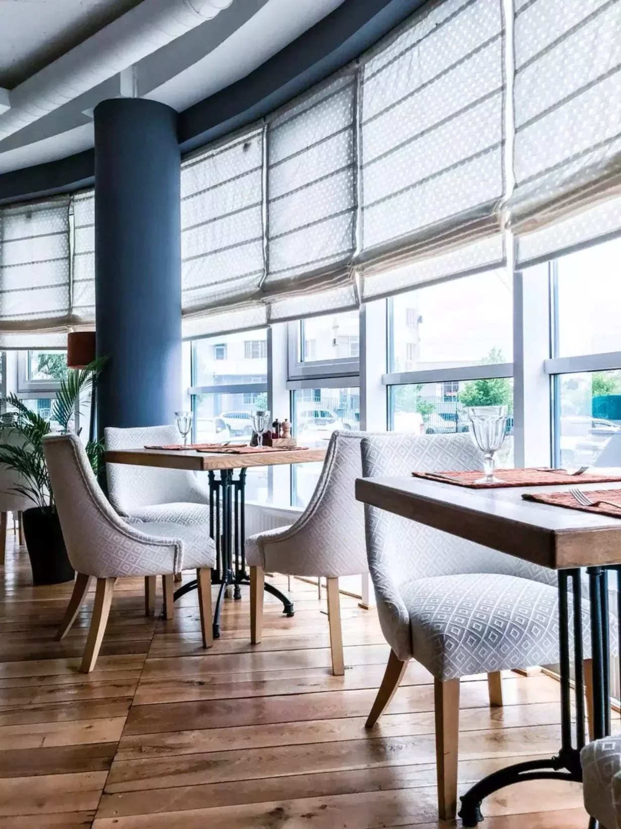 Интерьер/Экстерьер/Банкетная зона/Бар/Стол для двоих/Вход/Главный зал/Lounge зона кафе МишЛен фото