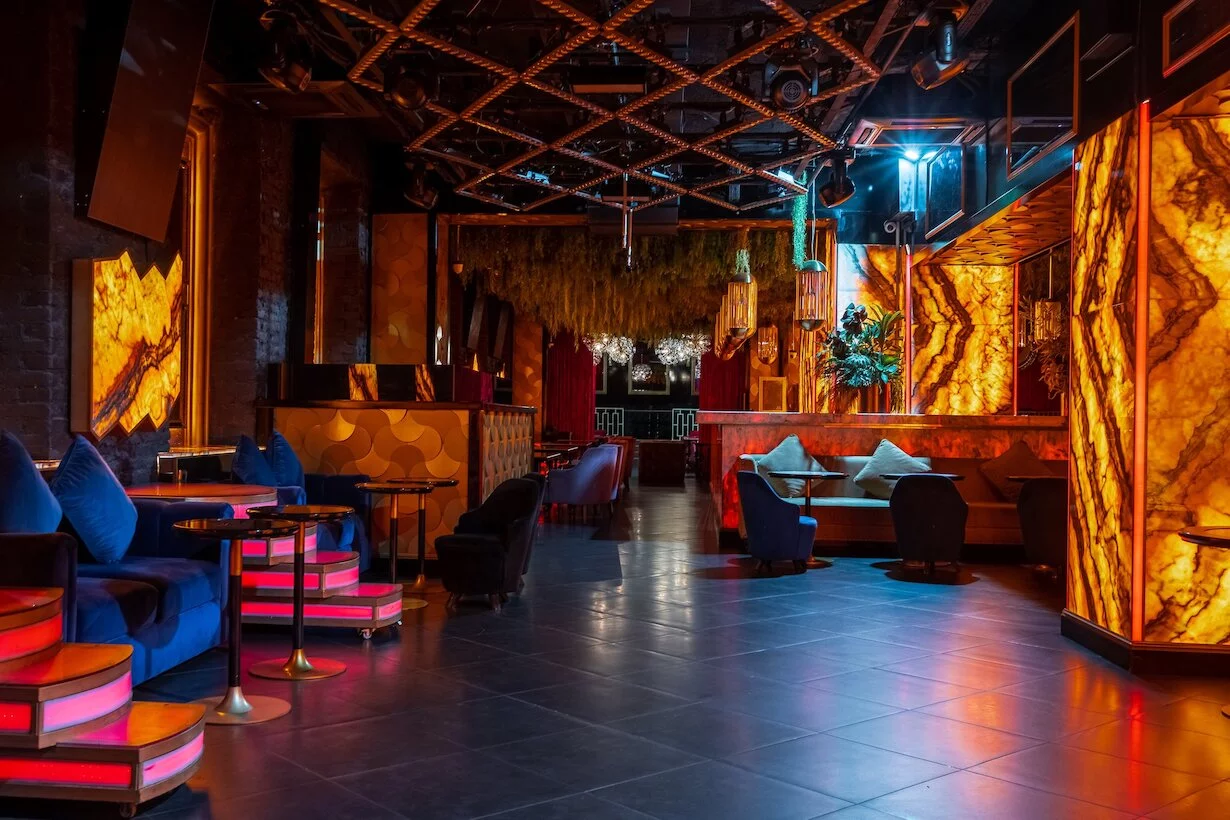 Интерьер/Экстерьер/Банкетная зона/Бар/Стол для двоих/Вход/Главный зал/Lounge зона клуб Project фото