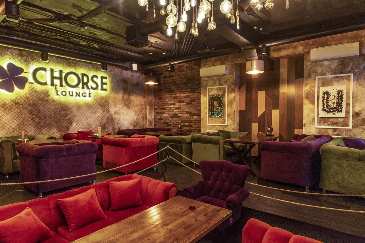 Интерьер/Экстерьер/Банкетная зона/Бар/Стол для двоих/Вход/Главный зал/Lounge зона лаунж Chorse Lounge фото