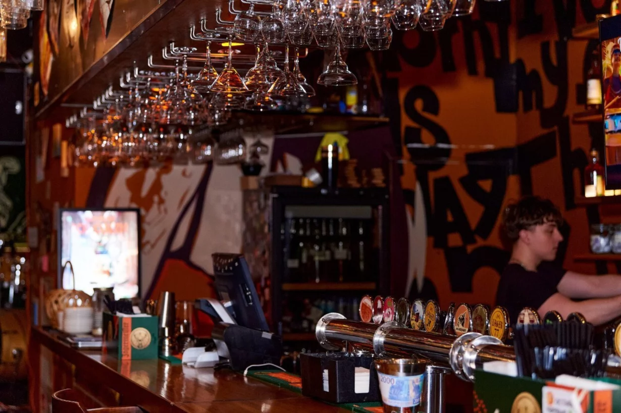 Интерьер/Экстерьер/Банкетная зона/Бар/Стол для двоих/Вход/Главный зал/Lounge зона бар Pivzavod77 фото