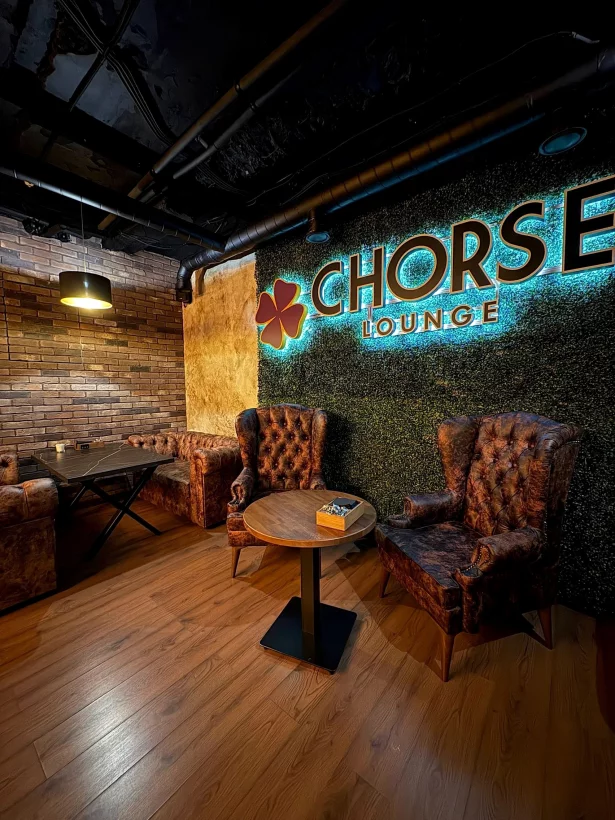 Интерьер/Экстерьер/Банкетная зона/Бар/Стол для двоих/Вход/Главный зал/Lounge зона лаунж Chorse Lounge фото