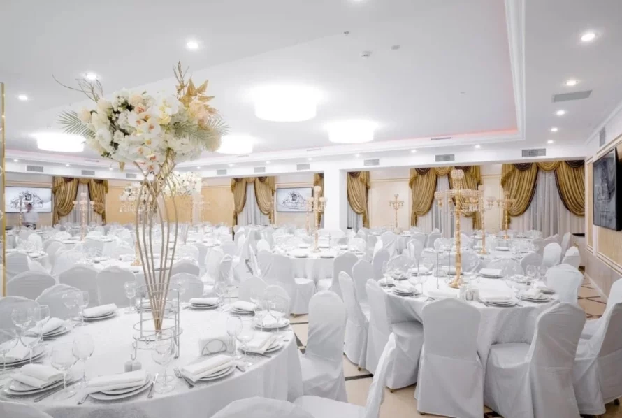 Большой зал Восемь палочек