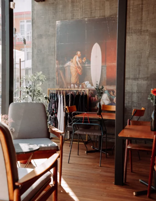 Интерьер/Экстерьер/Банкетная зона/Бар/Стол для двоих/Вход/Главный зал/Lounge зона кофейня Surf Coffee X Bridge фото