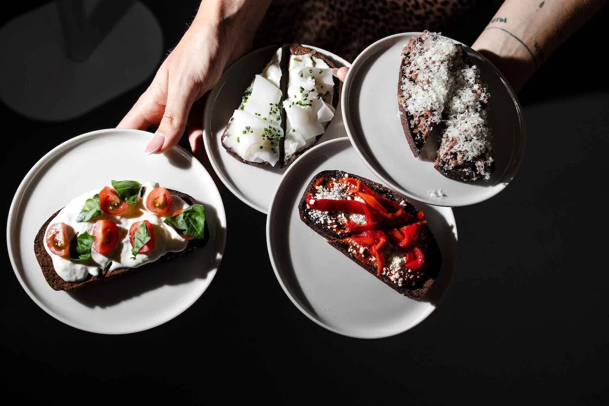 Интерьер/Экстерьер/Банкетная зона/Бар/Стол для двоих/Вход/Главный зал/Lounge зона клуб Department 57 фото