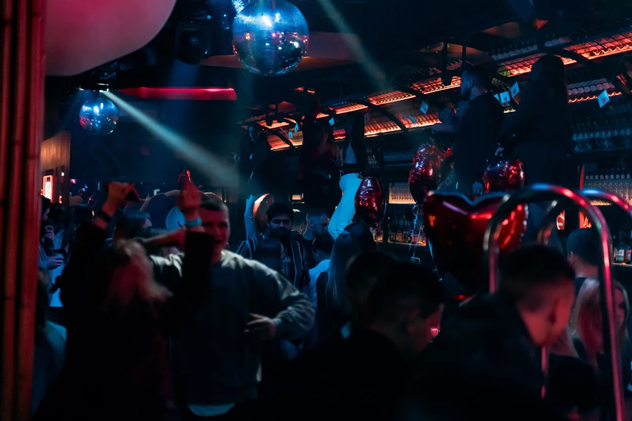 Интерьер/Экстерьер/Банкетная зона/Бар/Стол для двоих/Вход/Главный зал/Lounge зона бар Nebar фото