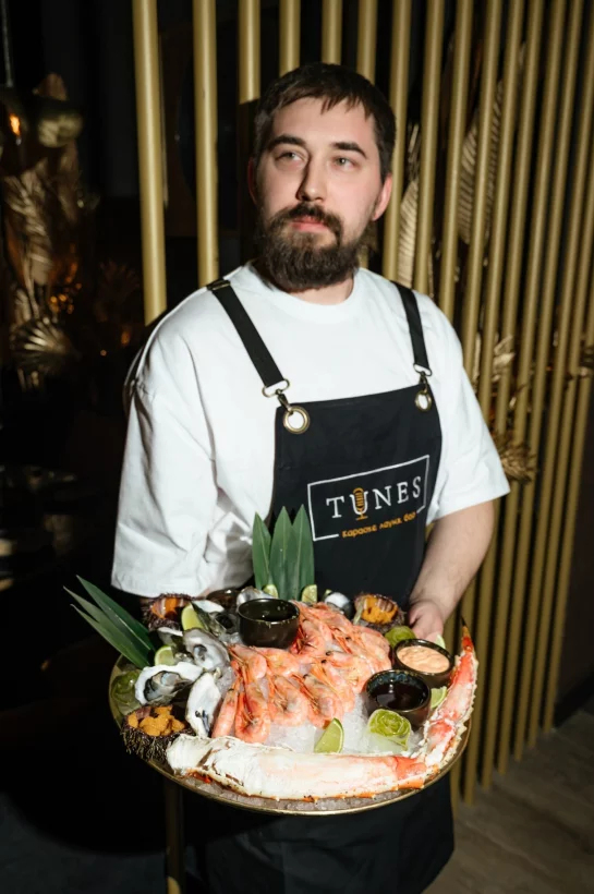 Интерьер/Экстерьер/Банкетная зона/Бар/Стол для двоих/Вход/Главный зал/Lounge зона караоке-клуб Tunes фото