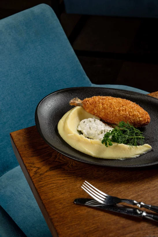 Интерьер/Экстерьер/Банкетная зона/Бар/Стол для двоих/Вход/Главный зал/Lounge зона кафе Егерь фото