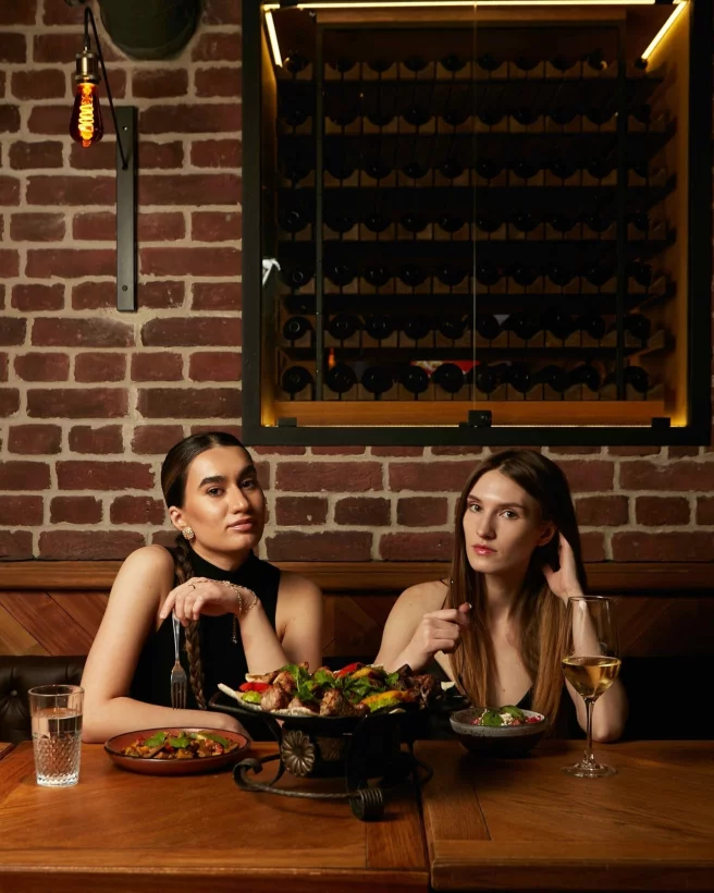 Интерьер/Экстерьер/Банкетная зона/Бар/Стол для двоих/Вход/Главный зал/Lounge зона ресторан Хачо и Пури фото