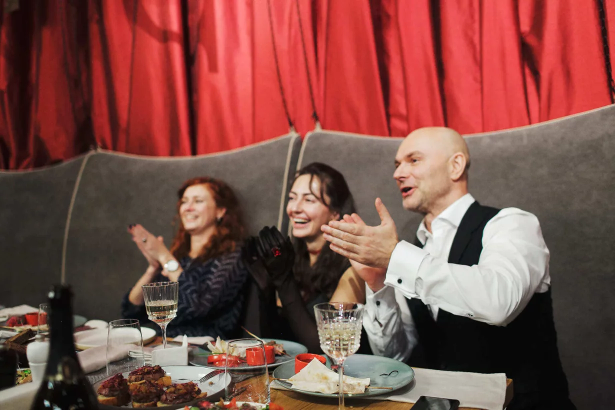 Интерьер/Экстерьер/Банкетная зона/Бар/Стол для двоих/Вход/Главный зал/Lounge зона бар Wine Story фото