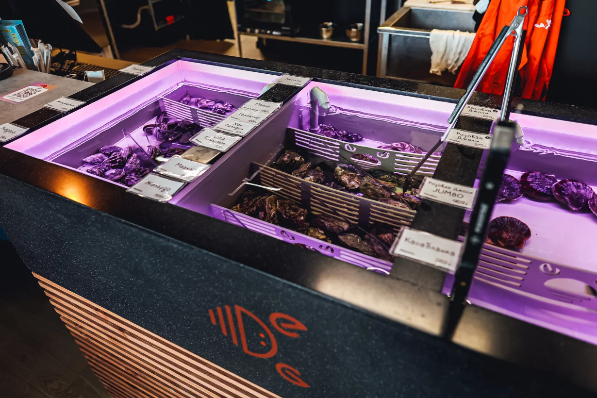 Интерьер/Экстерьер/Банкетная зона/Бар/Стол для двоих/Вход/Главный зал/Lounge зона гастробар Деликатеска фото