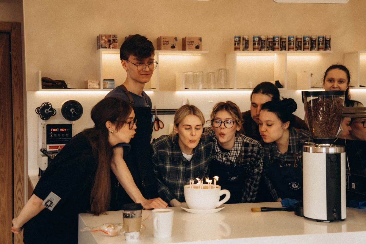 Интерьер/Экстерьер/Банкетная зона/Бар/Стол для двоих/Вход/Главный зал/Lounge зона кофейня Академия кофе фото