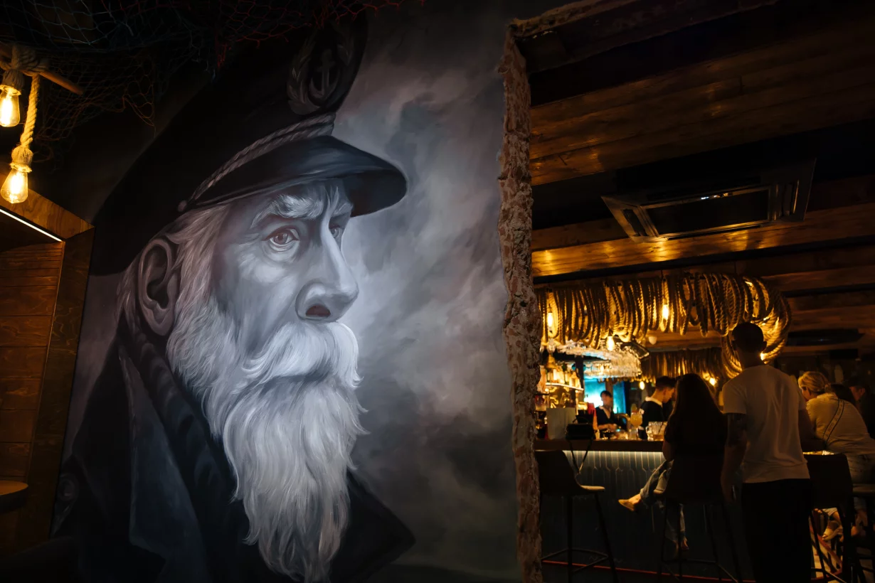 Интерьер/Экстерьер/Банкетная зона/Бар/Стол для двоих/Вход/Главный зал/Lounge зона бар Моряк и чайка фото