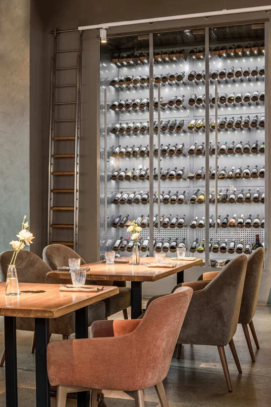 Интерьер/Экстерьер/Банкетная зона/Бар/Стол для двоих/Вход/Главный зал/Lounge зона ресторан Uhvat фото