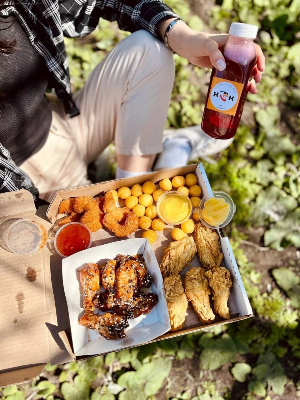 Интерьер/Экстерьер/Банкетная зона/Бар/Стол для двоих/Вход/Главный зал/Lounge зона фастфуд Кур Крыло фото