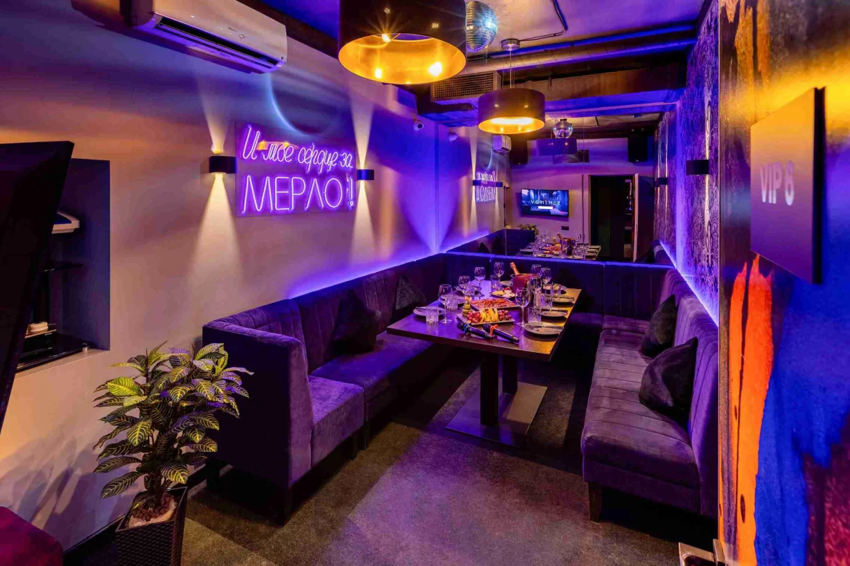 Интерьер/Экстерьер/Банкетная зона/Бар/Стол для двоих/Вход/Главный зал/Lounge зона клуб Semenov фото