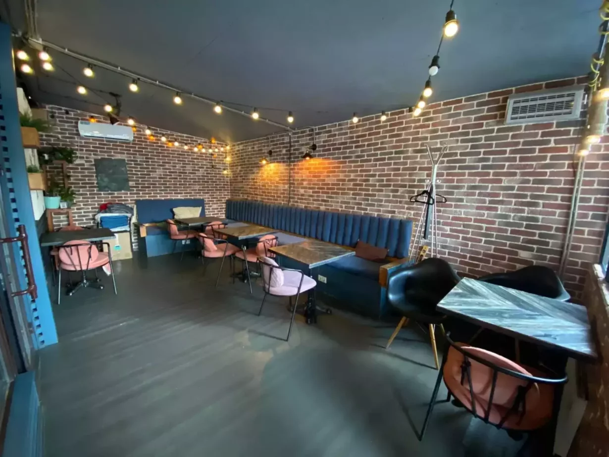 Интерьер/Экстерьер/Банкетная зона/Бар/Стол для двоих/Вход/Главный зал/Lounge зона кофейня Зацепи кофе фото