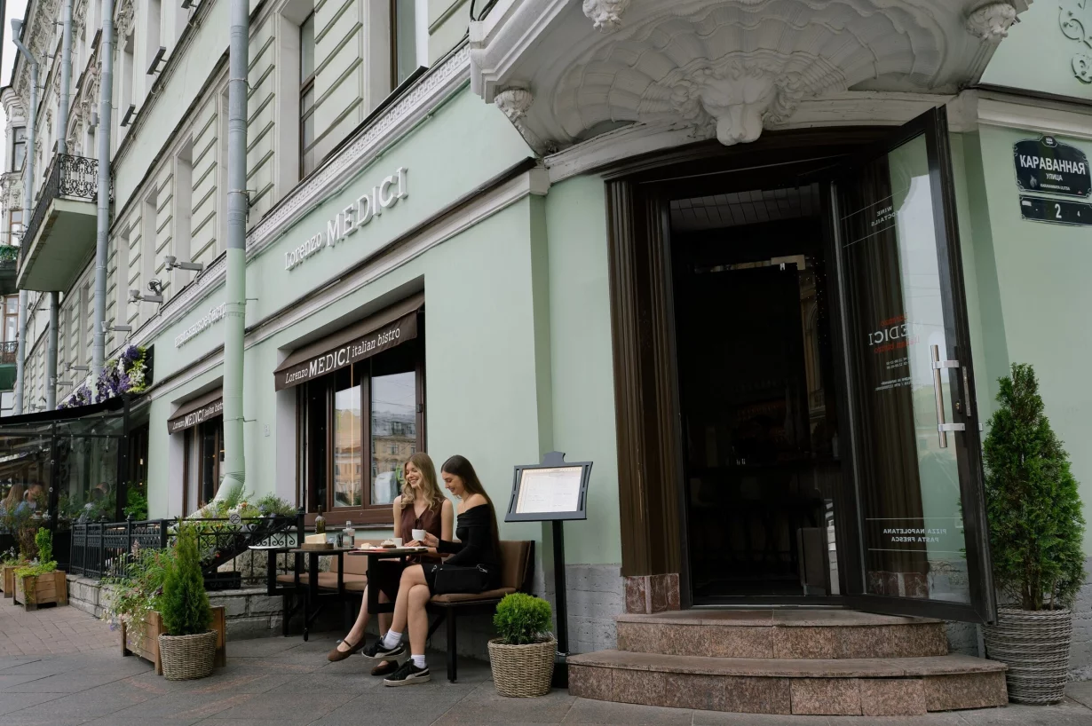 Интерьер/Экстерьер/Банкетная зона/Бар/Стол для двоих/Вход/Главный зал/Lounge зона ресторан Lorenzo Medici фото